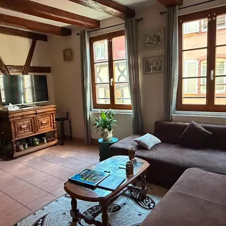 Chez Leila Barr
