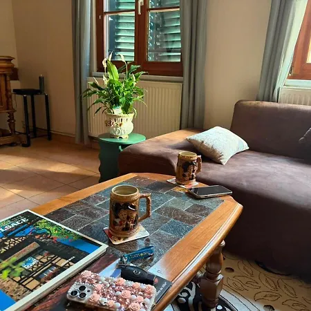 Chez Leila Barr